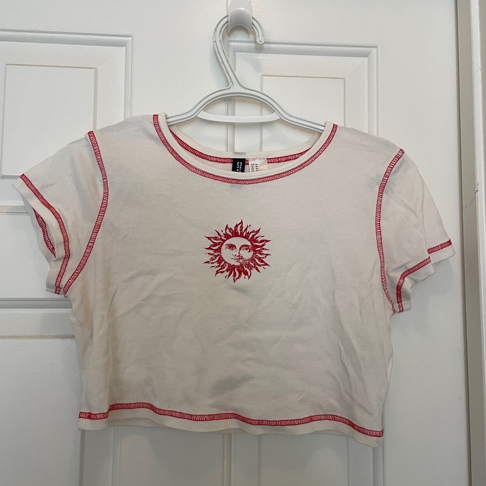 H&M White and Red Sun Graphic Crop Top